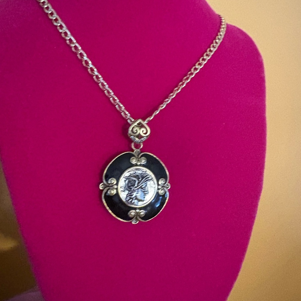 Elegant Black and Gold Pendant Necklace